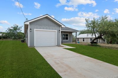 1307 Willow St, House other with 3 bedrooms, 2 bathrooms and null parking in Jourdanton TX | Image 3