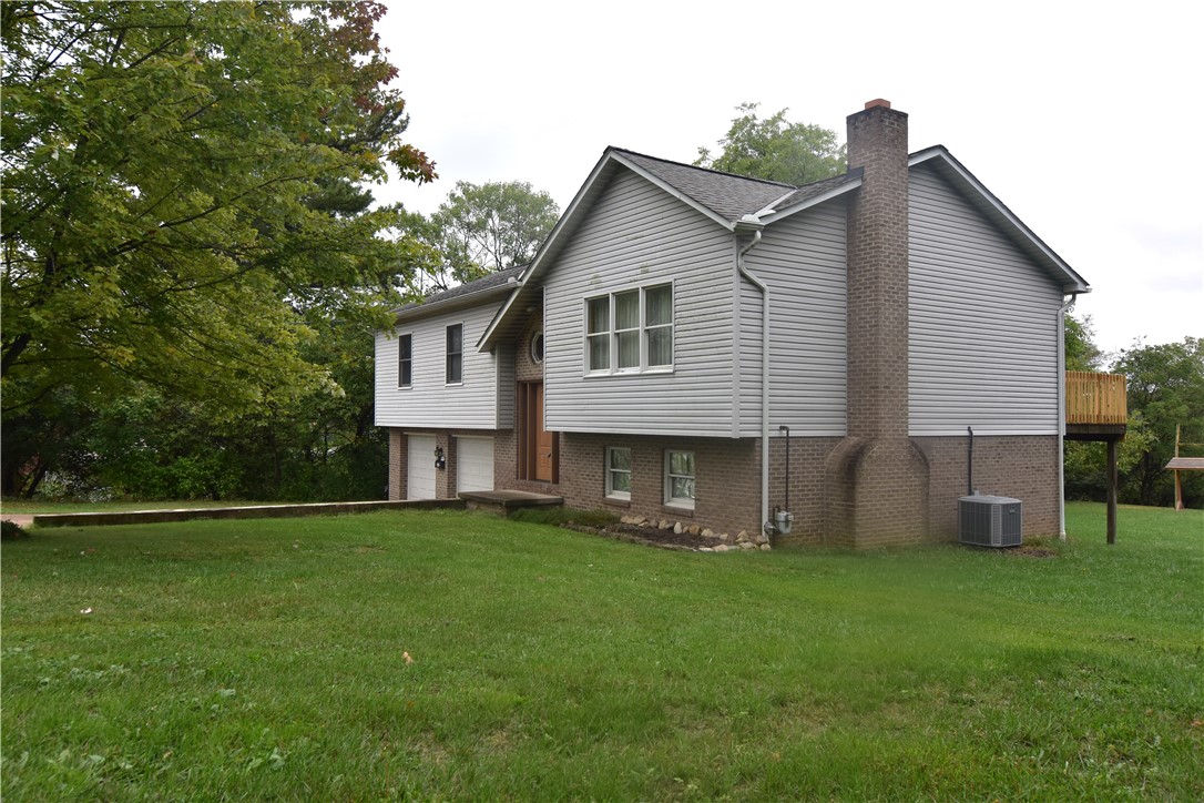 Brierly Ln, West Mifflin, PA 15122