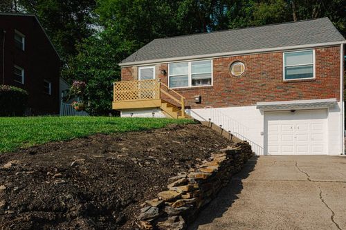 216 Calmar Dr, Verona, PA, 15147-1504 | Card Image