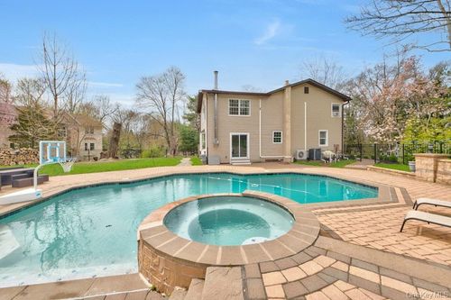 75 N Airmont Rd, Suffern, NY, 10901-3932 | Card Image