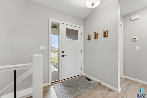 609 Legendary Dr, Harrisburg, SD, 57032-4320 | Card Image