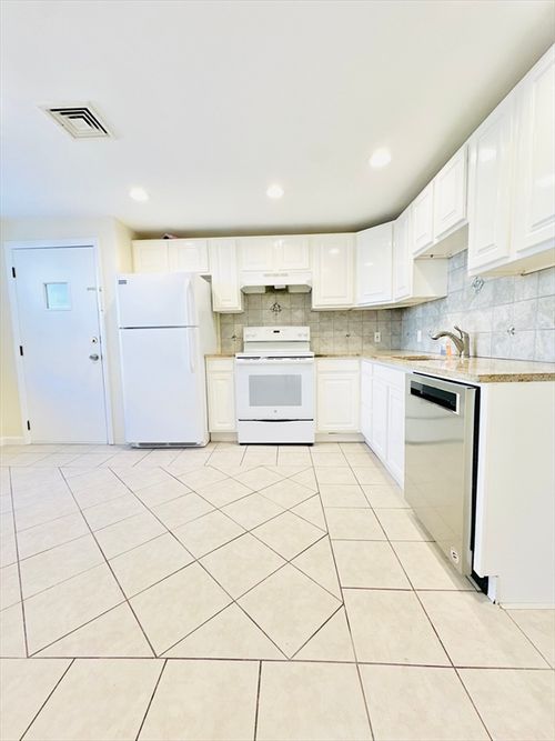 1b-1 Lawndale Ave, Saugus, MA, 01906-2716 | Card Image