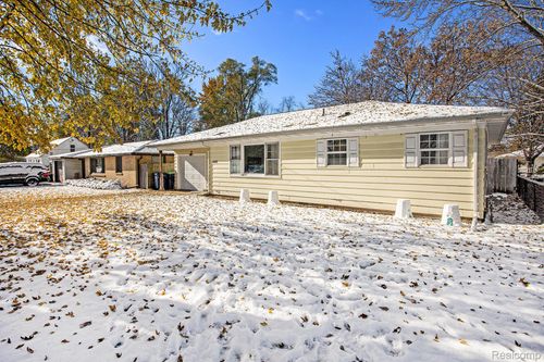 4166 Pineport Rd, Bridgeport, MI, 48722-9505 | Card Image