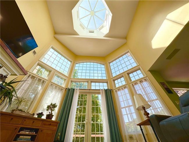 30' ceiling with 9' octagonal turret w/5 sidelights, 1 with remote. | Image 11