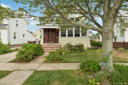 60 Woodlawn Ave, Valley Stream, NY, 11581-1325 | Card Image