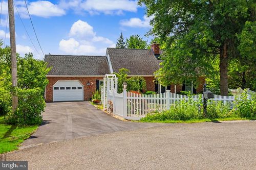 2105 Shawn Dr, MIDDLETOWN, VA, 22645-9522 | Card Image