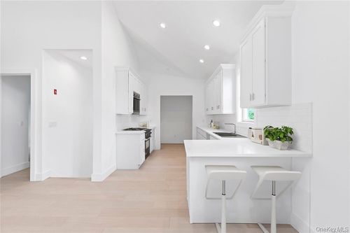 21 Montauk Hwy, Southampton, NY, 11968 | Card Image