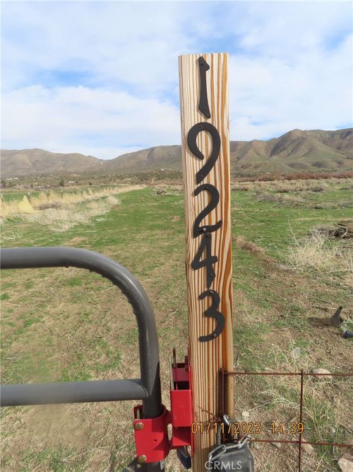 19243 Whitehaven, Hesperia, CA, 92345 | Card Image