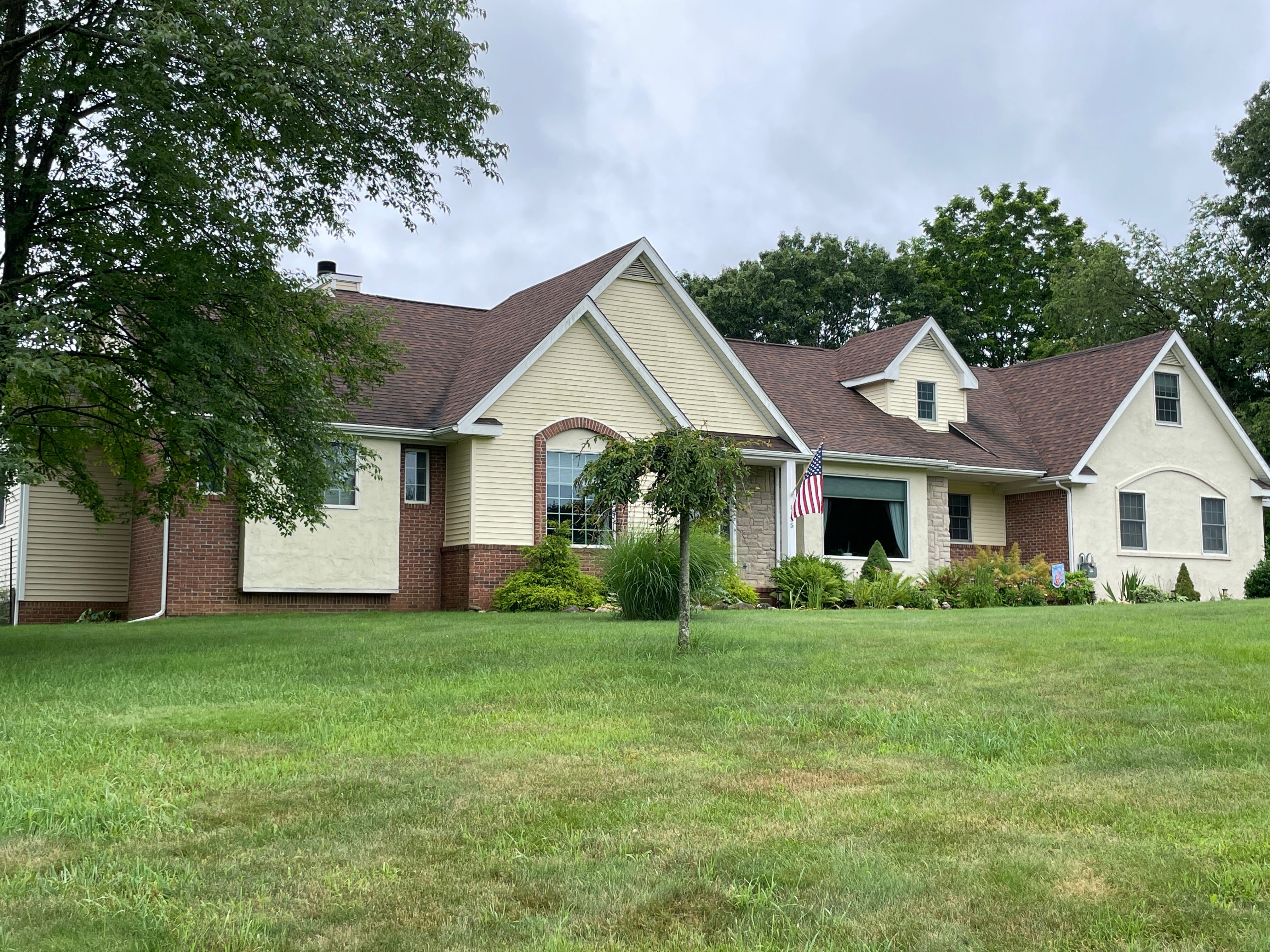 Kendra Ln, Howell, MI 48843