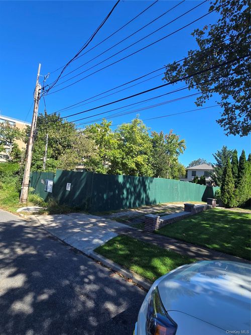 10-33 Burton St, Beechhurst, NY, 11357 | Card Image