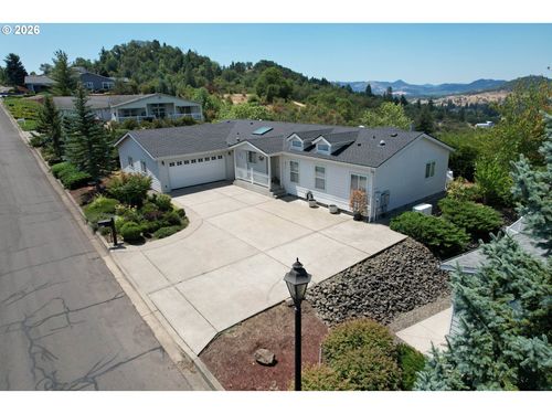 411 Highland Vista Ln, Roseburg, OR, 97471-8109 | Card Image