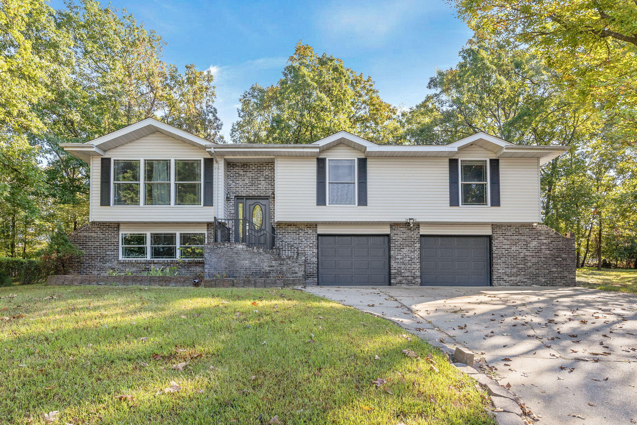 Red Bud Cir, Jefferson City, MO 65109