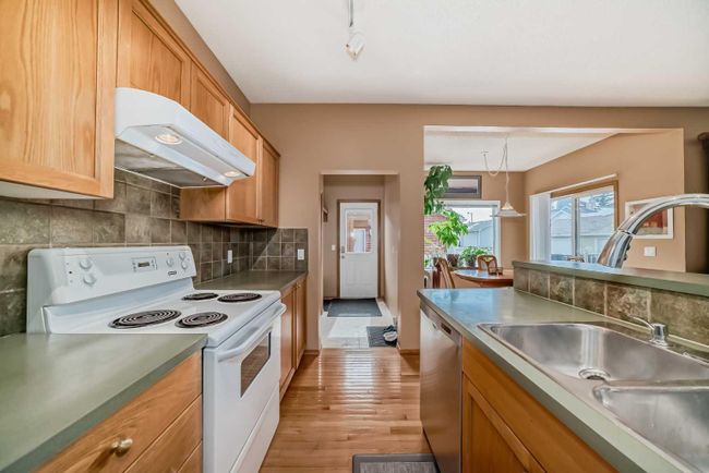 123 West Springs Way Sw, Home with 3 bedrooms, 3 bathrooms and 2 parking in Calgary AB | Image 3
