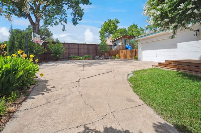 Long wrap around side driveway. | Image 25
