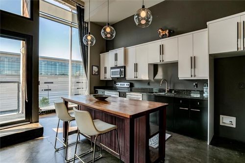 apt-300-360 W Pershing Rd, Kansas City, MO, 64108-5409 | Card Image
