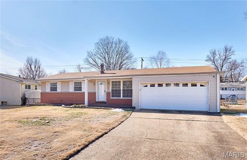 4 Sharon Ct, Florissant, MO, 63031-3930 | Card Image