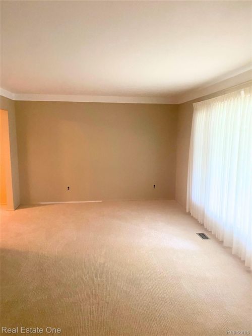 14147 Barbara St, Livonia, MI, 48154-5329 | Card Image