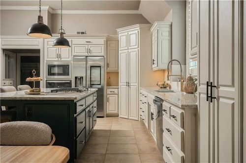 750 Suffolk Ln, Belton, MO, 64012-3377 | Card Image