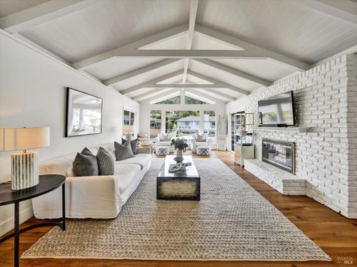 9 Saint Lucia Pl, Tiburon, CA, 94920-1027 | Card Image