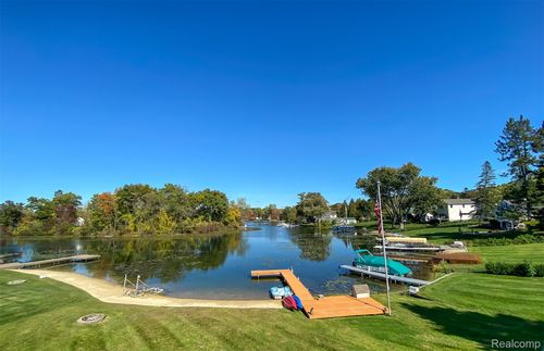 6628 Longworth Dr, Waterford Twp, MI, 48329-1343 | Card Image