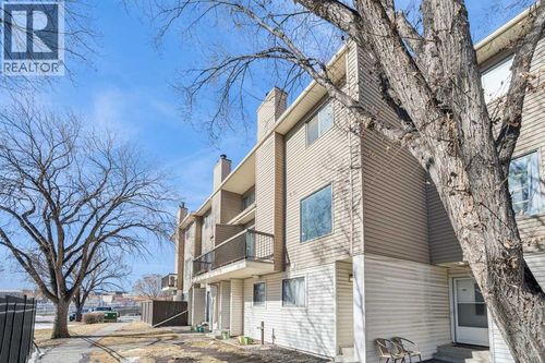 2519 38 St Ne, Calgary, AB, T1Y4W8 | Card Image