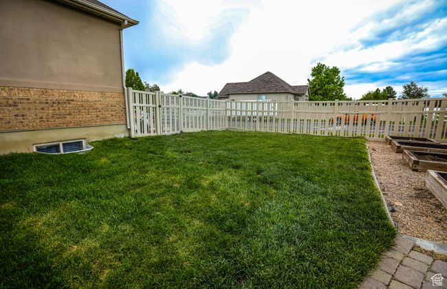 View of yard with a garden | Image 39