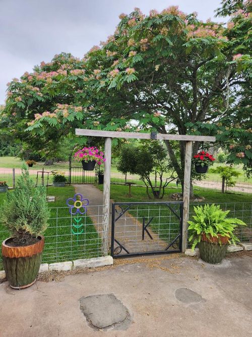 67 Hill Top Dr, Fredericksburg, TX, 78624-2276 | Card Image