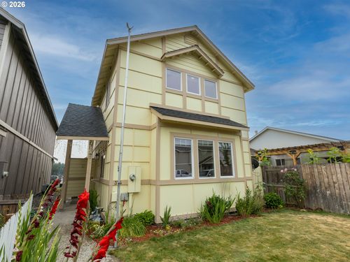 374 Nw 25th St, Redmond, OR, 97756 | Card Image