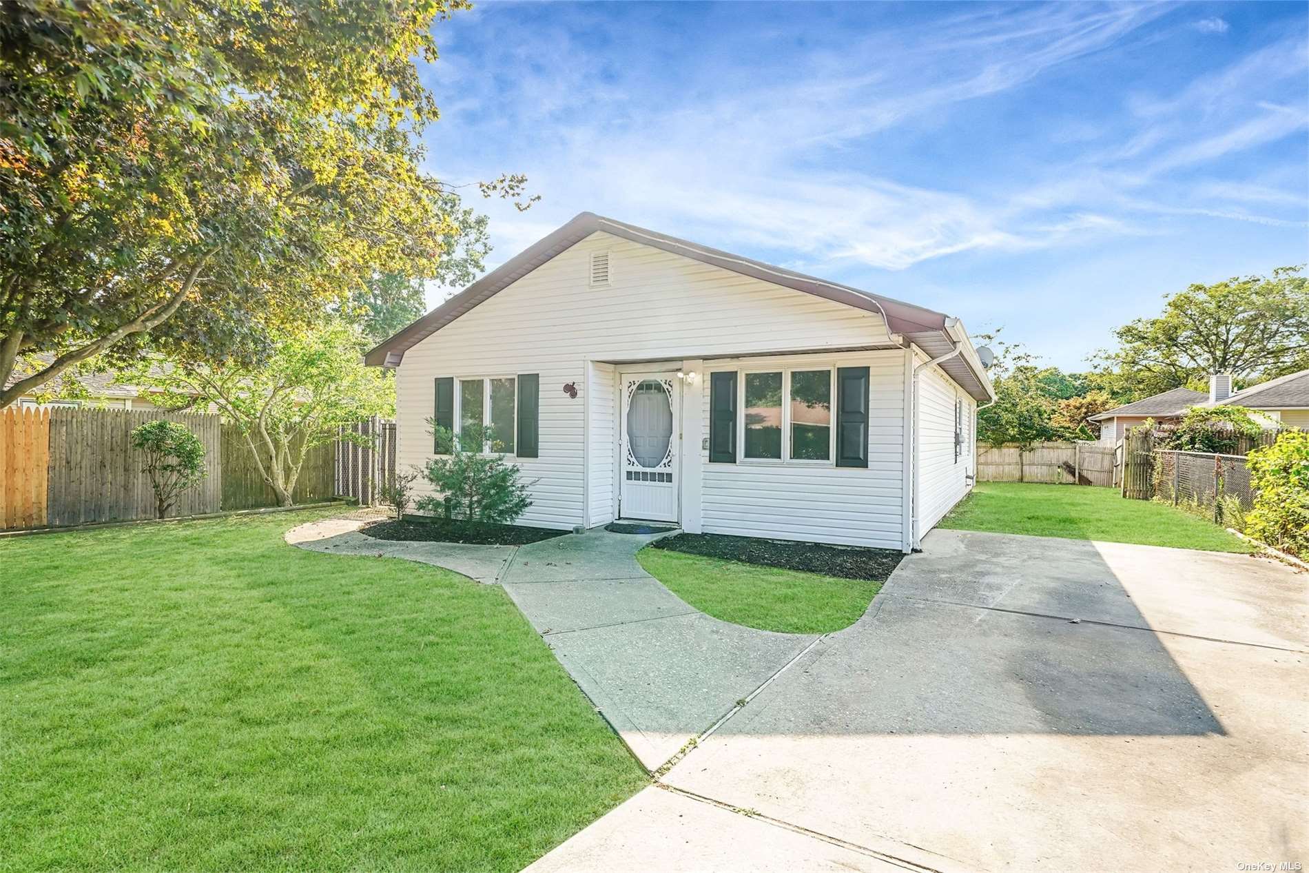 Ashwood Dr, Shirley, NY 11967