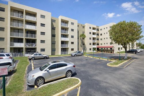 214-8185 Nw 7th St, Miami, FL, 33126-4084 | Card Image