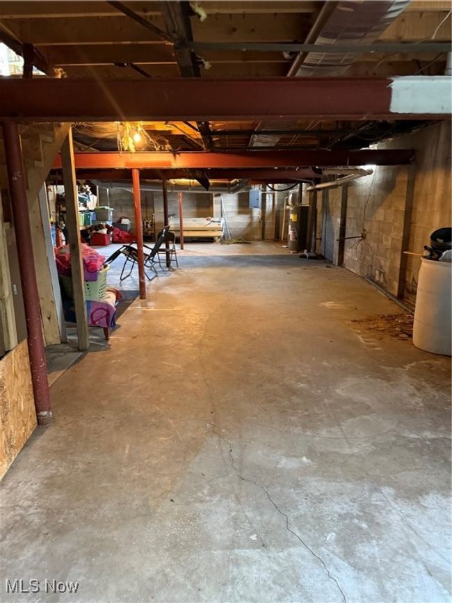 Garage with water heater | Image 31