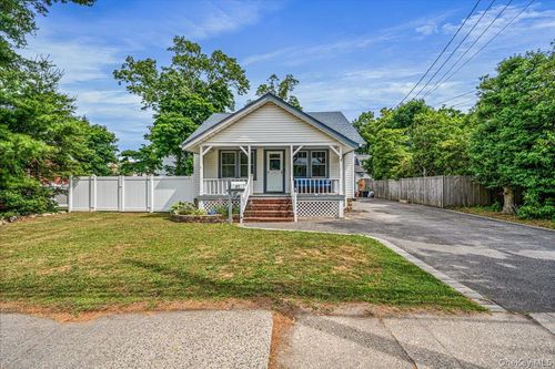 41 Moffitt Blvd, East Islip, NY, 11730-1720 | Card Image