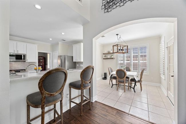 Spacious breakfast nook offers additional seating to the dining room and breakfast bar. | Image 16