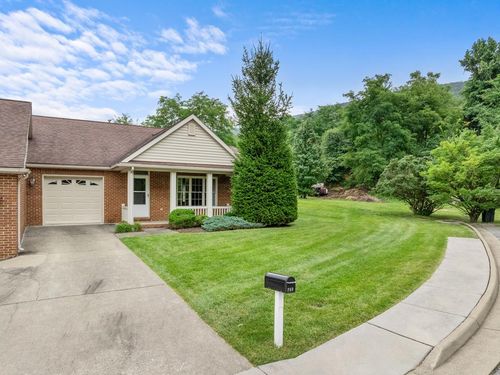 709 3 Springs Dr, Bluefield, WV, 24701-4578 | Card Image