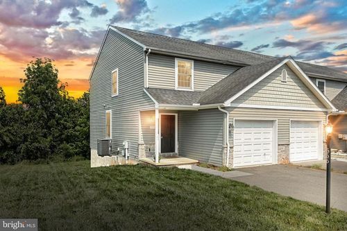 555 Kentwell Dr, YORK, PA, 17406-6084 | Card Image