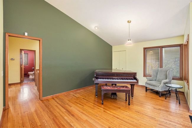 Sitting area w/ piano | Image 11