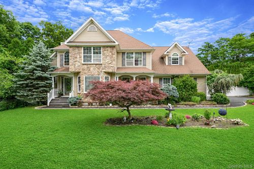 17 Holmes Ave, Eastport, NY, 11941-1442 | Card Image