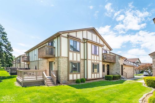 936 Country Club Dr, Saint Clair Shores, MI, 48082-2931 | Card Image