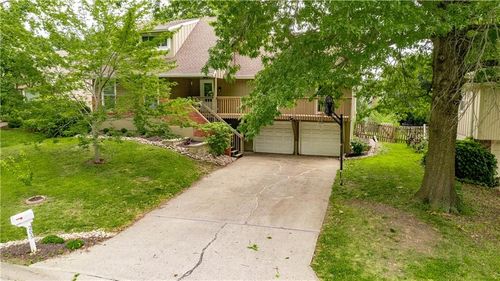 205 Ne Noeleen Ln, Lee's Summit, MO, 64086-3021 | Card Image