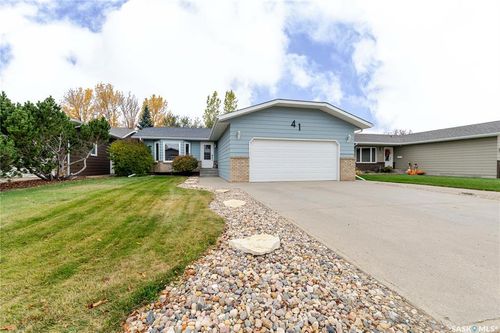 41 Taylor Cres, Moose Jaw, SK, S6J1J6 | Card Image