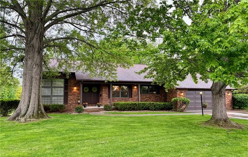 2236 Seneca Dr, Charleston, IL, 61920-3835 | Card Image