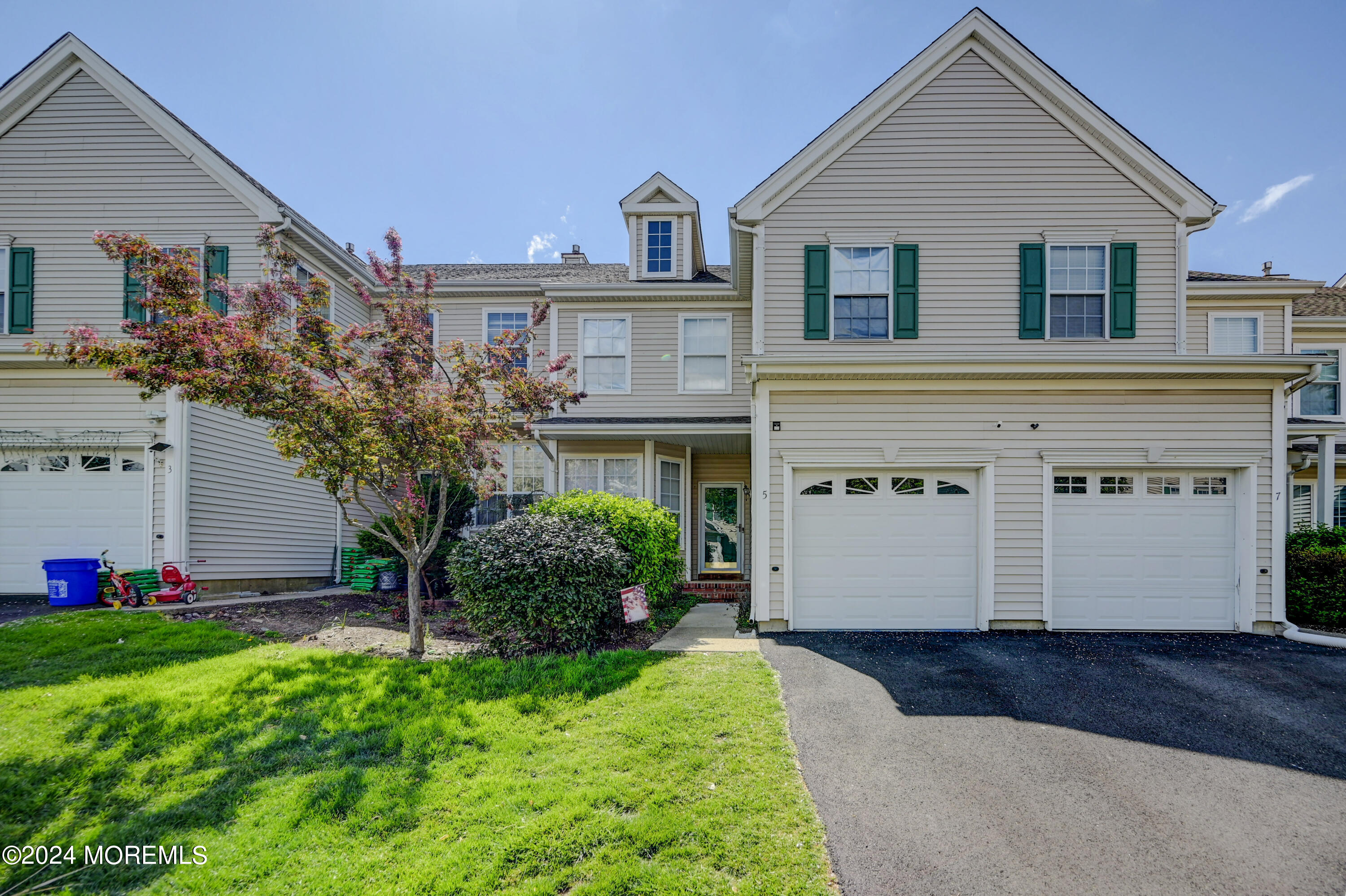 Straton Ct, Parlin, NJ 08859