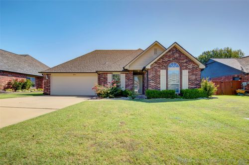 8945 N 155th East Ave, Owasso, OK, 74055-8510 | Card Image
