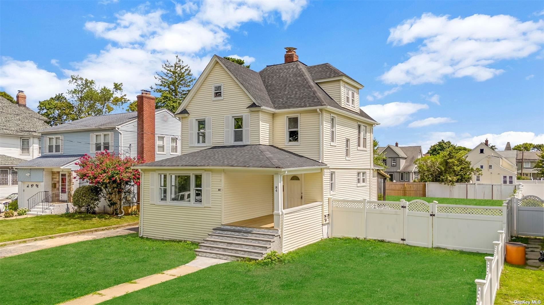 Wallace St, Freeport, NY 11520