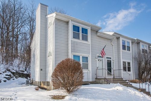 17 Village Dr, Hamburg, NJ, 07419-1124 | Card Image