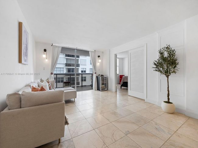 APT-1015 - 6039 Collins Ave, Condo with 1 bedrooms, 2 bathrooms and null parking in Miami Beach FL | Image 5