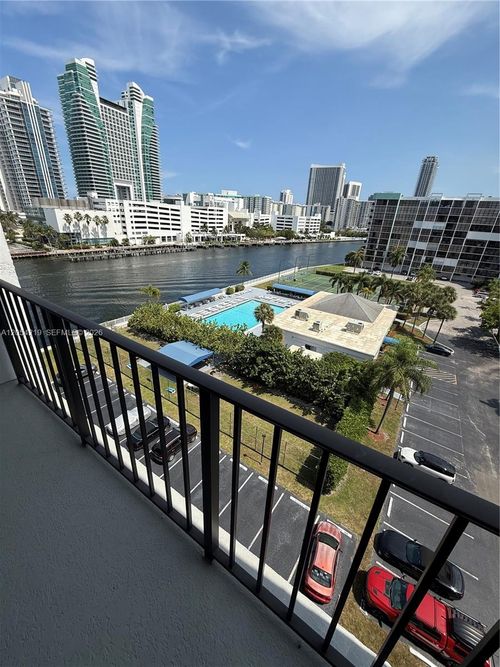 818-600 Parkview Dr, Hallandale Beach, FL, 33009-2977 | Card Image