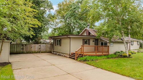 8643 Hibbing St, Commerce Twp, MI, 48382-3757 | Card Image