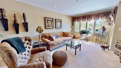 87 Village Grn, Bardonia, NY, 10954-2039 | Card Image