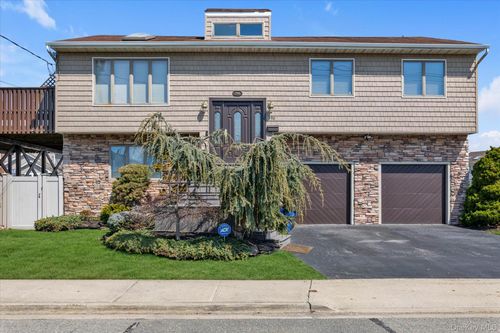 390 Silver Ln, Oceanside, NY, 11572-1937 | Card Image